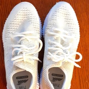 ONLY THREE DOLLARS ~~Clean, Gently Worn & in Good Shape , White Avia Size 7.5 👟
